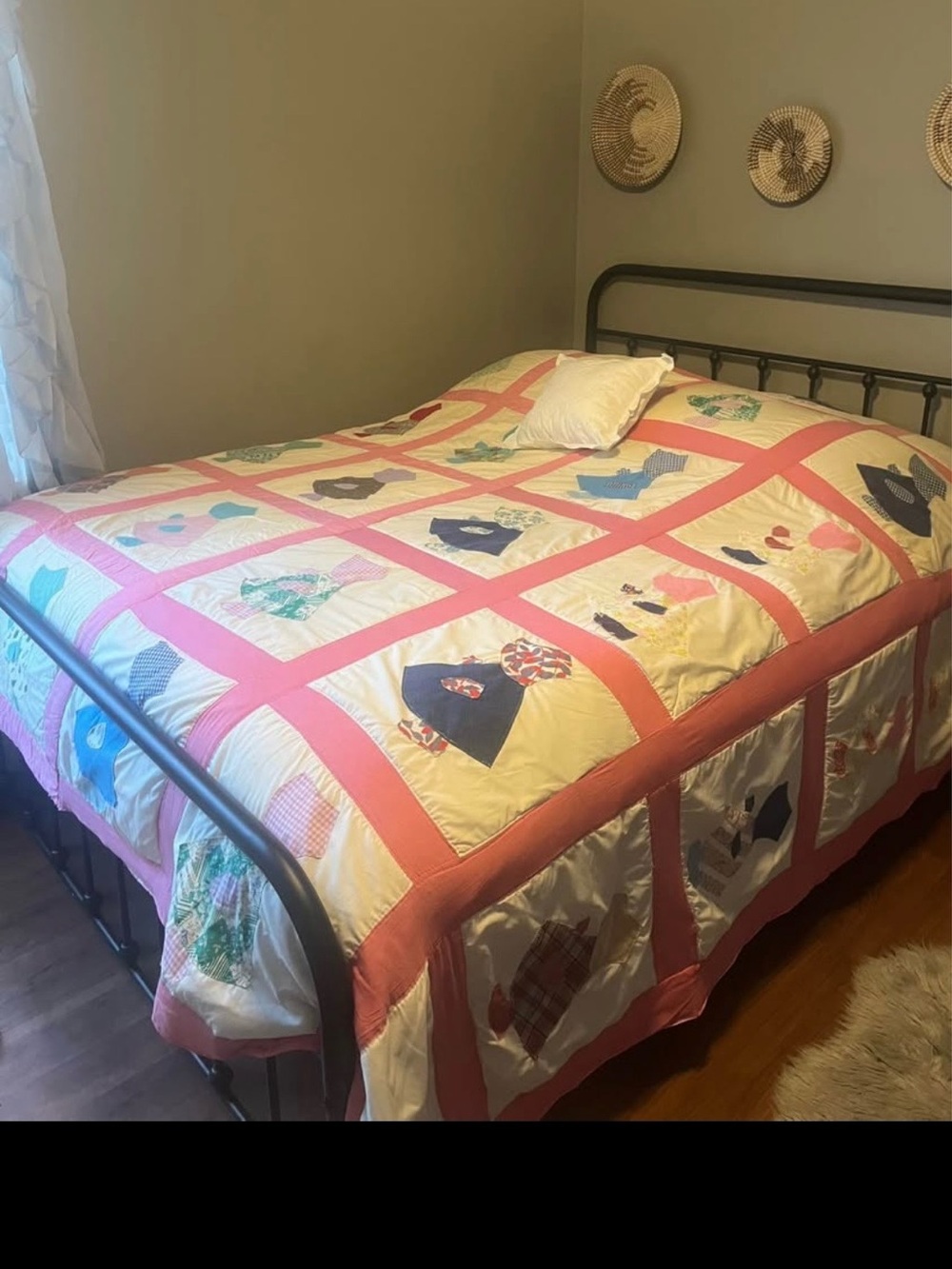 Hand sewn  Sunbonnet Sue vintage quilt